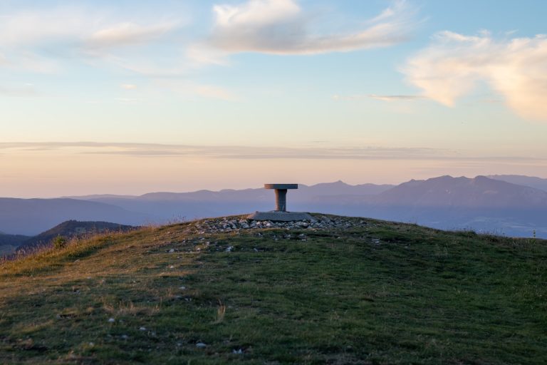 pierre sur une montagne