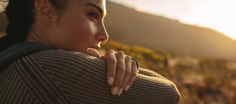 Femme qui regarde au loin