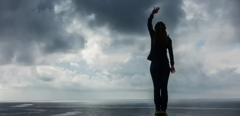Femme debout devant la mer